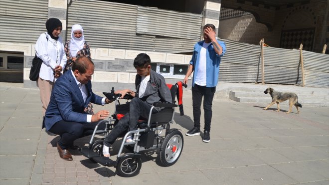 Muş'ta bedensel engelli gence akülü tekerlekli sandalye hediye edildi