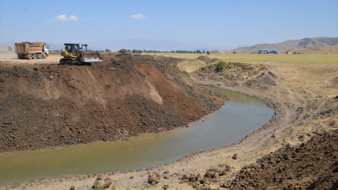 Muş'ta Karasu Nehri'nde ıslah çalışmaları sürüyor