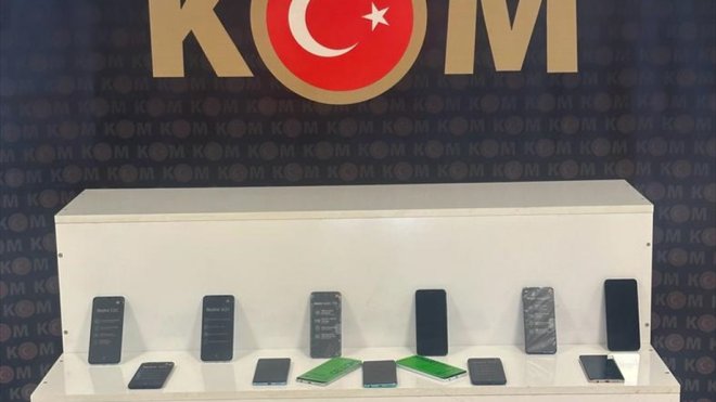 Muş'ta ruhsatsız silah ve gümrük kaçağı cep telefonları ele geçirildi