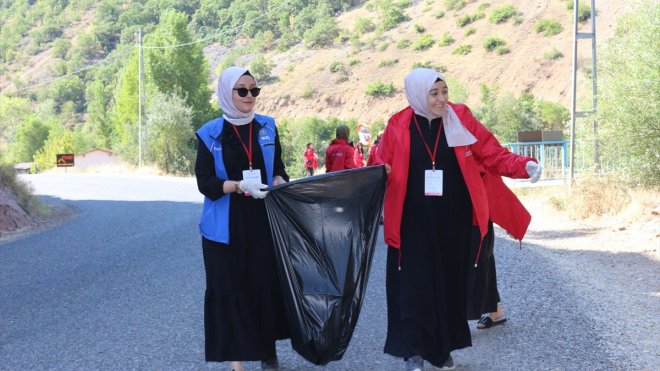 Muş'tan Tunceli'ye gezmeye gelen öğrenciler Munzur Vadisi'nde çöp topladı