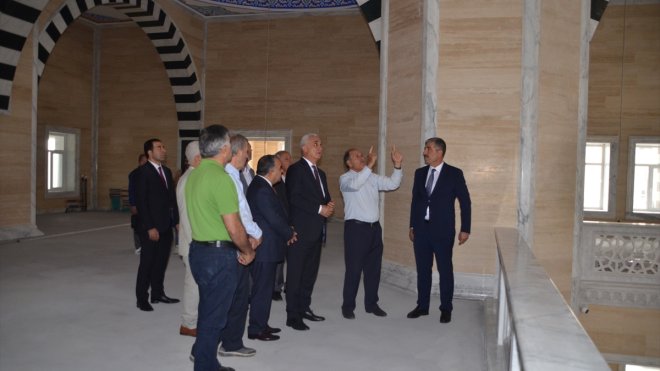 Muş Valisi Çakır, yapımı süren İmam-ı Şafi Camisi'ni gezdi