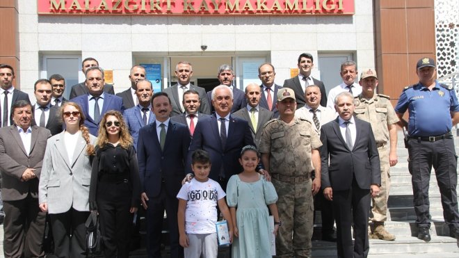 Muş Valisi Avni Çakır, Malazgirt'te ziyaretlerde bulundu