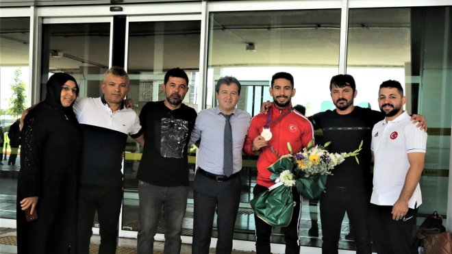 Torku Şeker Sporlu milli güreşçi Alihan Bayraktar yurda döndü