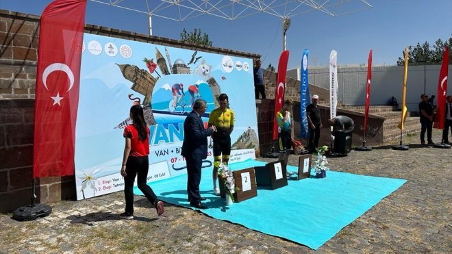 Tour of Van uluslararası bisiklet yarışında sporcular Malazgirt