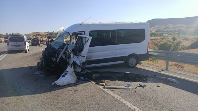 TUNCELİ - İki minibüsün çarpıştığı kazada 3 kişi yaralandı1