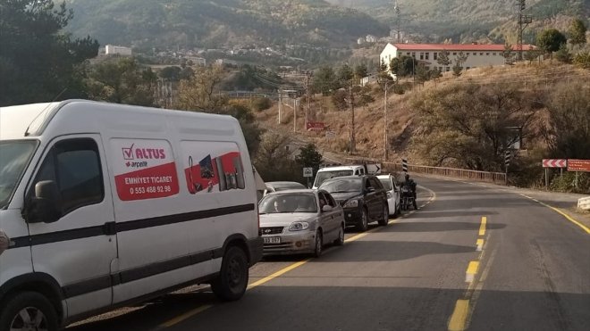 Türkgözü-Posof-Damal kara yolunda uzun ve geniş araçlar trafiği aksattı