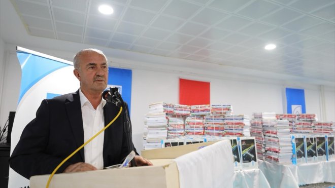 Tuşba Belediye Başkanı Akman'dan öğrencilere kaynak kitap desteği