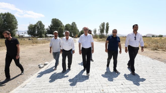 Tuşba'da yol çalışmaları sürüyor