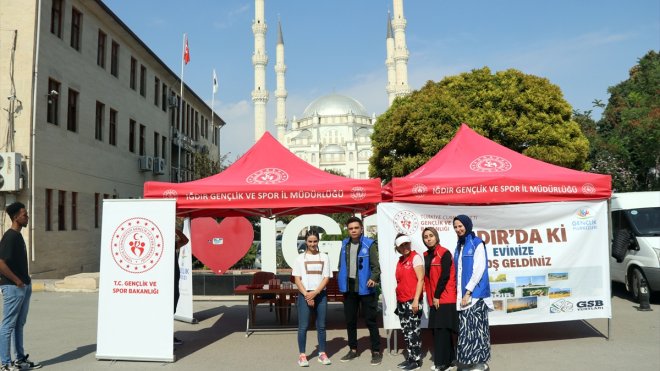 Üniversite eğitimi için Iğdır'a gelenleri gönüllü gençler karşılıyor