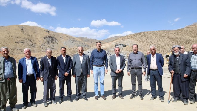 Vali Çelik, Hakkari-Van arasında yapımına başlanan yoldaki çalışmaları inceledi