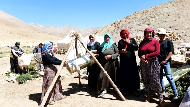 VAN - Besiciler yayla yolunun açılışını halay çekerek kutladı1