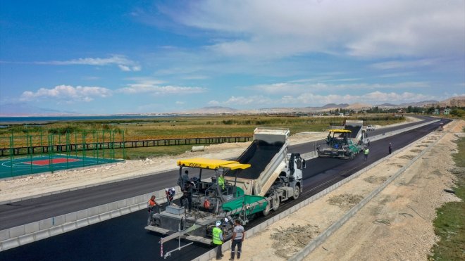 Van Büyükşehir Belediyesi sahil yolundaki çalışmaları devam ediyor1
