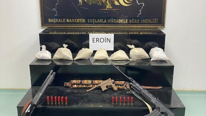 Van'da gümrük kaçağı sigara, ilaç ve silah ele geçirildi