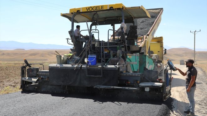 Van'da kırsal mahalle yollarında asfalt çalışmaları sürüyor