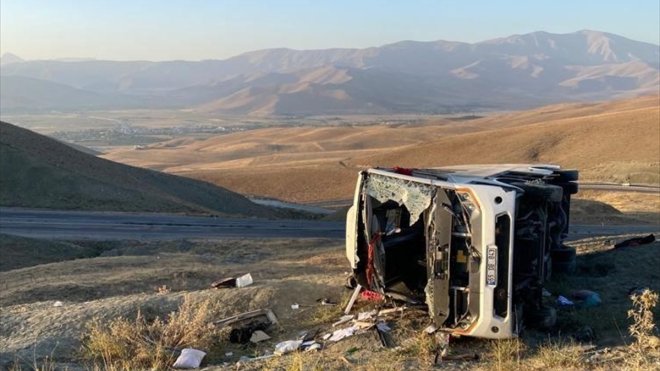 Van'da otobüsün şarampole devrilmesi sonucu 5 düzensiz göçmen hayatını kaybetti