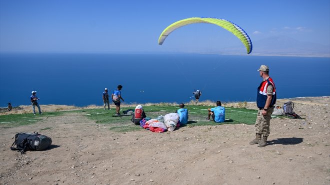 Van'da Yamaç Paraşütü ve Paramotor Hedef Şampiyonası devam ediyor