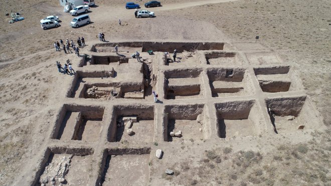 Van'daki Garibin Tepe'de Urartular dönemine ait anıtsal yapı grubu ortaya çıkarıldı