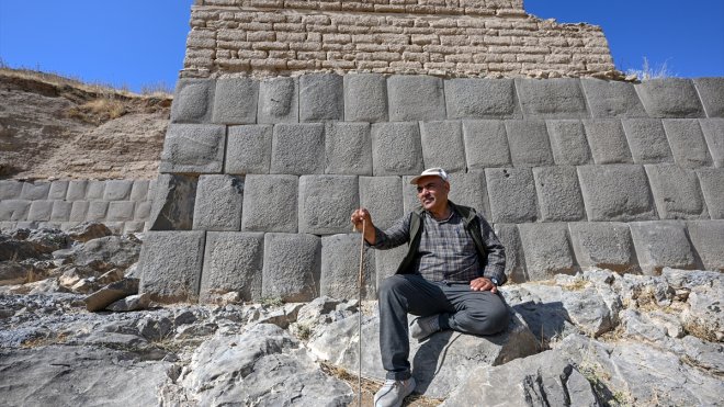 "Evim" dediği Urartu kalesinde 21 yıldır bekçilik yapıyor