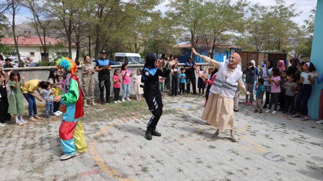 Gönüllüler ve polislerden Muradiye'deki çocuklar için moral etkinliği