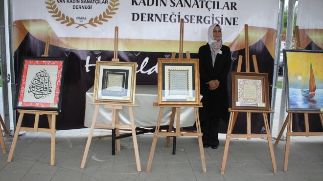 Van Kadın Sanatçılar Derneği üyeleri, öğrenciler yararına sergi düzenledi1