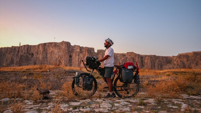 Kanserden vefat eden annesi anısına bisikletiyle dünyayı dolaşacak