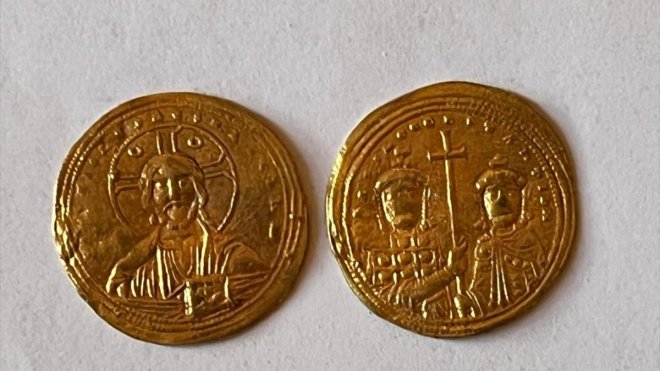 Van'da peynir bidonu ile valize gizlenmiş 267 sikke ele geçirildi