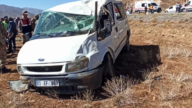 Van'da devrilen minibüsteki 7 kişi yaralandı