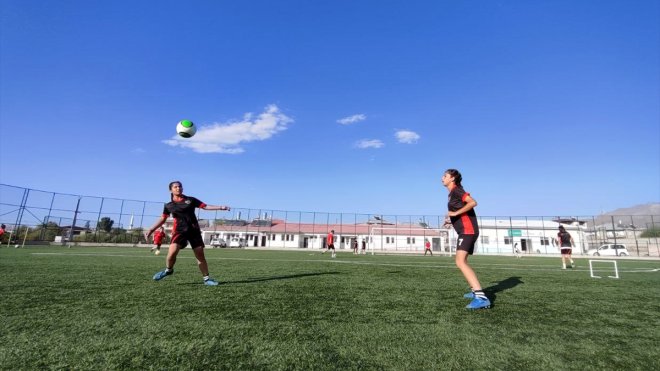 Vanlı ikiz kızlar, milli takım formasını giymek istiyor