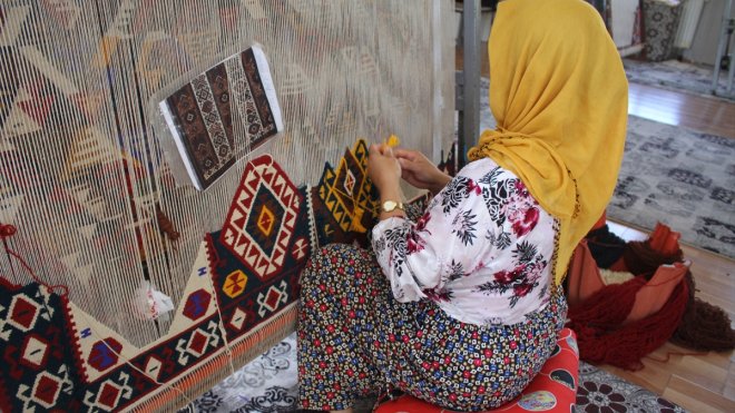 Vanlı kadınların dokuduğu kilimler yurt dışından da alıcı buluyor