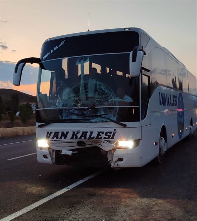 hafif ticari yaralandı kişi 2 ağır otobüsü araca çarptı, Yolcu 1