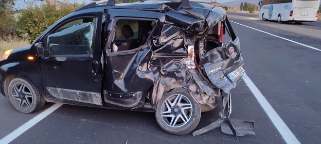 ticari Yolcu ağır otobüsü çarptı, yaralandı hafif araca 2 kişi 2