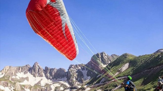 Yüksekova'da gençlere yamaç paraşütü eğitimi verilecek