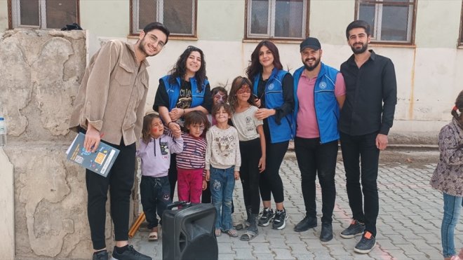 Yüksekova'da gönüllü gençler, çocukları eğlendirdi