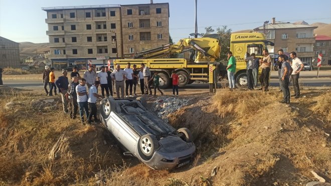 Yüksekova'da takla atan otomobildeki 2 kişi yaralandı