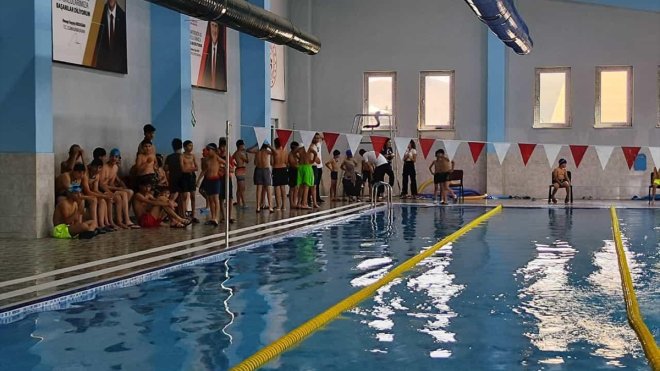 Yüksekova'da yüzme yarışması düzenlendi