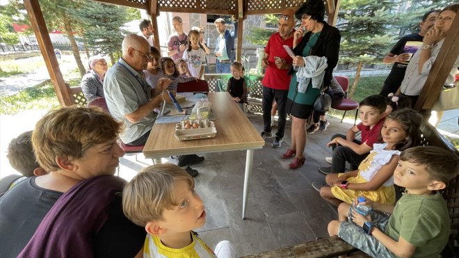 Yumurta kabuğu oyma sanatçısı Hamit Hayran, Ardahanlı çocuklarla buluştu1