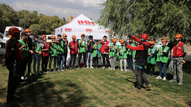 6 Şubat depremlerinde onlarca kişiyi kurtaran Bitlisli gönüllüler, eğitimlerini sürdürüyor1