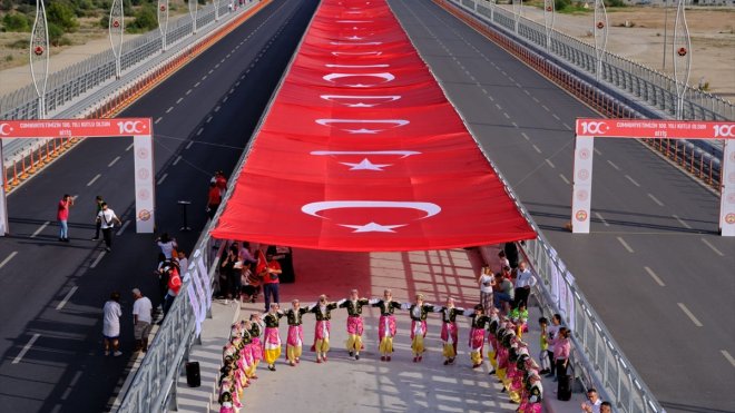 Adana 15 Temmuz Şehitler Köprüsü'nde dev Türk bayrağı altında 100. yıl kutlaması