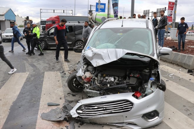 Ağrı'da 2 hafif ticari aracın çarpıştığı kazada 6 kişi yaralandı