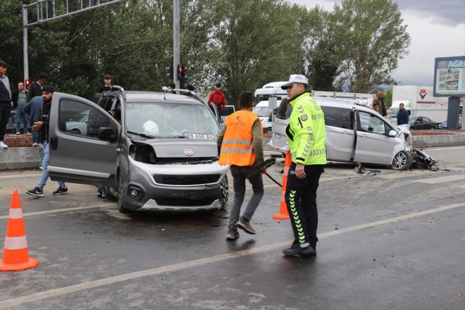 çarpıştığı - 6 kişi 2 ticari aracın yaralandı hafif kazada AĞRI 2