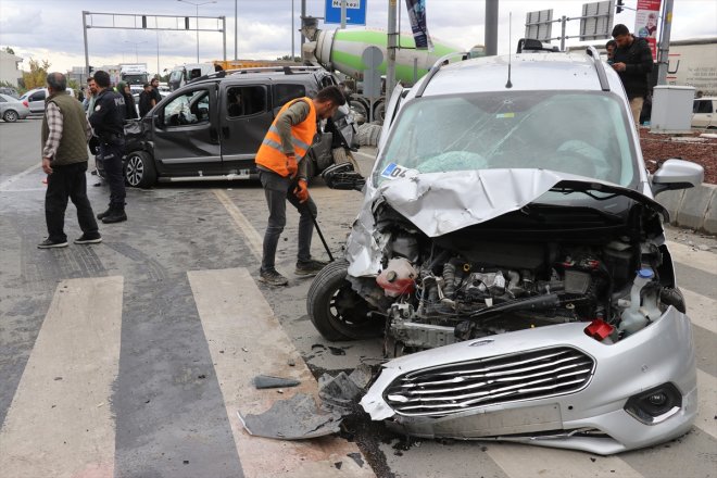 yaralandı kazada 2 çarpıştığı ticari - AĞRI hafif aracın 6 kişi 3