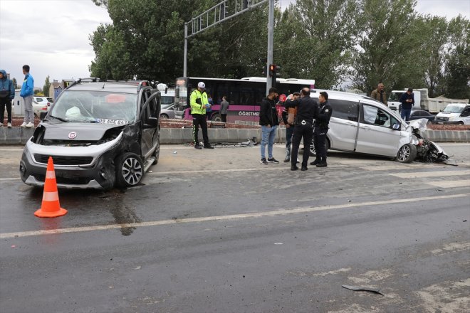 kişi 6 - yaralandı aracın çarpıştığı AĞRI hafif kazada 2 ticari 4