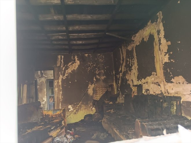 çıkan ev yangında bir hasar Ağrı