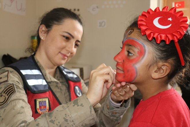 sevindirdi köy hediyelerle pasta jandarma ekipleri yaş Ağrı