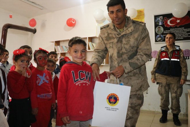 yaş köy çocuklarını sevindirdi jandarma Ağrı