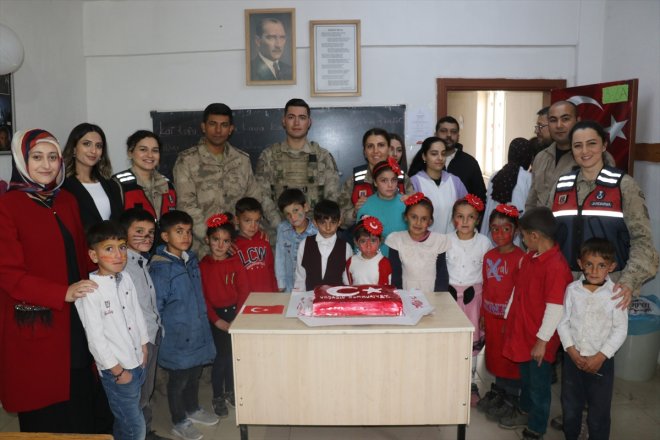 jandarma sevindirdi köy ve çocuklarını Ağrı