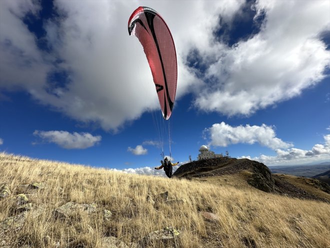 100. yıl dönümü paraşütü Cumhuriyetin sporcuları yamaç havalandı için Ağrı