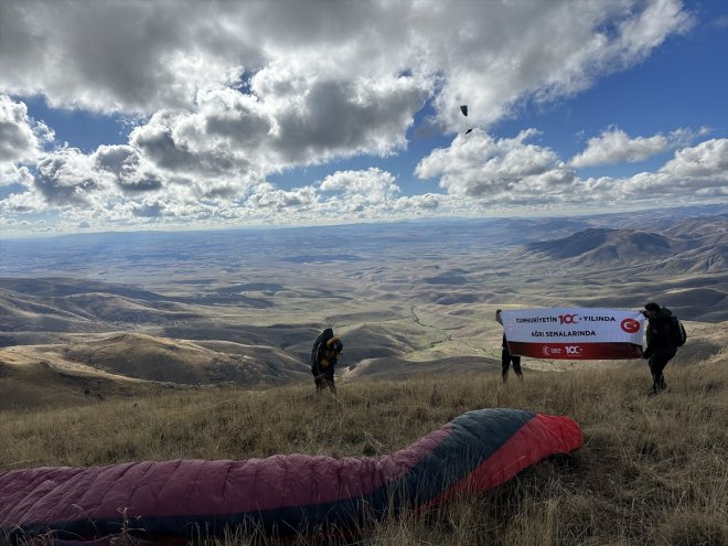 Cumhuriyetin dönümü 100. havalandı paraşütü yamaç yıl için Ağrı