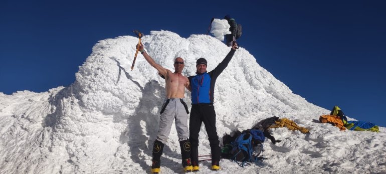 Ağrı Dağı zirvesinde kar banyosu1