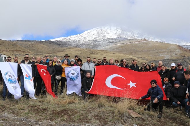 Yerli ve yabancı akademisyenler karla kaplı Ağrı Dağı'nın eteklerini gezdi